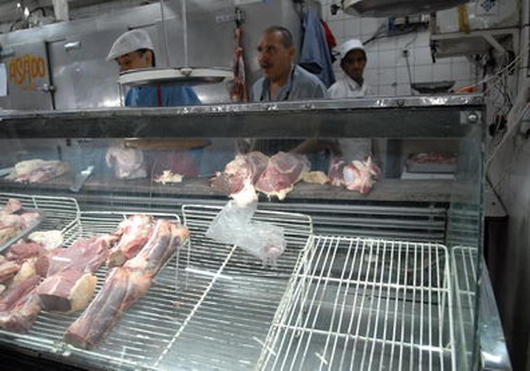 Es notoria la falta de carne que se observa en las heladeras de los supermercados. Foto: Marcelo Ruiz / MDZ