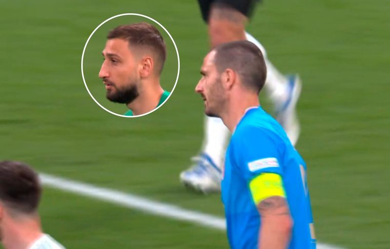Bonucci El defensor italiano casi comete un blooper con su arquero.
