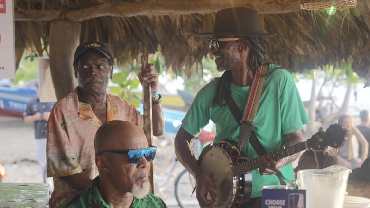 El calipso y el reggae son estilos musicales tradicionales del Caribe sur de Costa Rica. Varias de las comunidades costeras de esta región se fundaron a partir del asentamiento de personas negras procedentes del Caribe anglosajón.