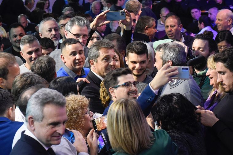 Sergio Massa cruzó a Mauricio Macri anoche en una cena con dos mil empresarios.