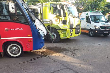 La escena del choque entre el colectivo y la autobomba de los BVGC en Godoy Cruz.&nbsp;