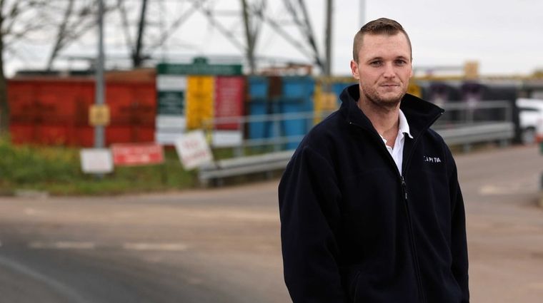 Howells, en el vertedero que acoge sus millones de dólares. Foto: TheGuardian.