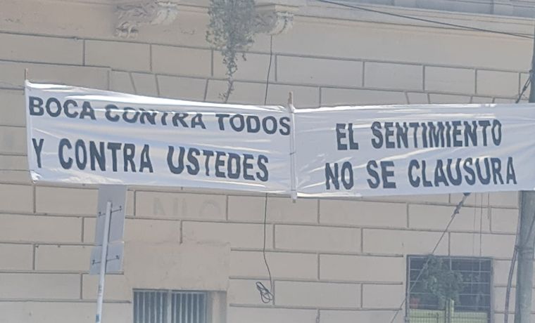 Aparecieron picantes pasacalles cerca de La Bombonera.