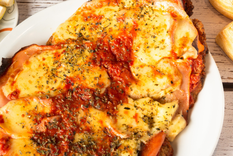 Sabor auténtico: milanesas a la napolitana al estilo argentino Foto: Shutterstock