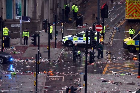 El sitio del atropello, en medio de festejos. Foto: Efe.