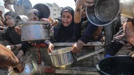 Escenas como estas han llevado a la condena de las restricciones israelíes a las entregas de ayuda.