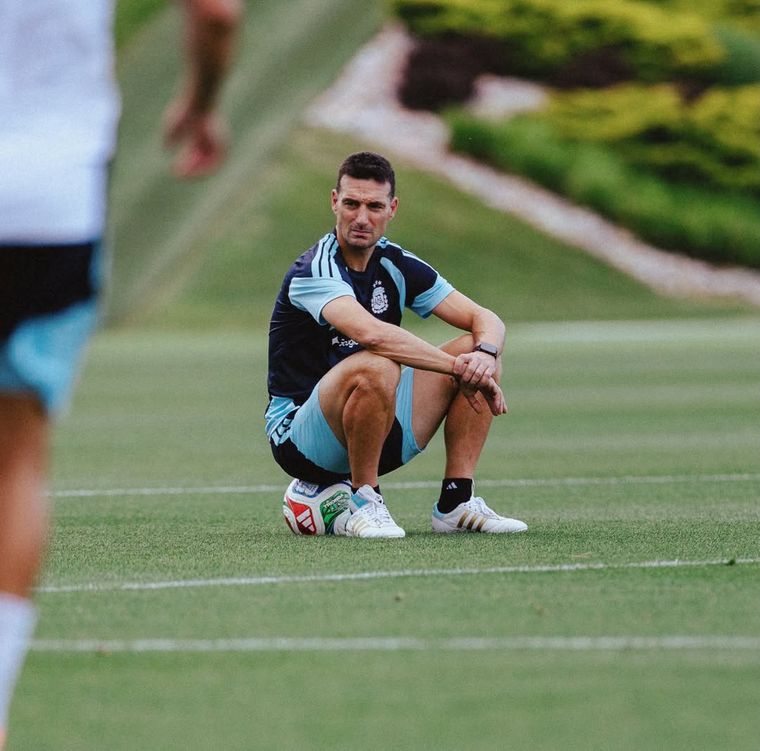 Scaloni metió mano y probó dos equipos para el debut ante Argelia. Scaloni metió mano y probó dos equipos para el debut ante Argelia.