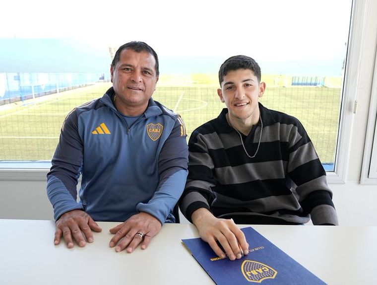 El arquero Leandro Brey, que el próximo 21 de septiembre cumplirá 23 años, firmó la extensión y mejora de su contrato con Boca hasta diciembre de 2029 junto a Marcelo Delgado. El arquero Leandro Brey, que el próximo 21 de septiembre cumplirá 23 años, firmó la extensión y mejora de su contrato con Boca hasta diciembre de 2029 junto a Marcelo Delgado.