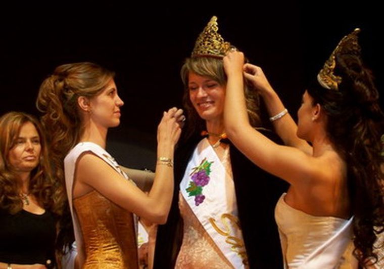 Vanina Testa en el momento de ser coronada.