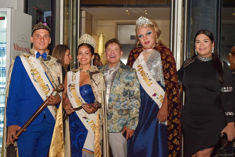 Gabriel Canci, los reyes de la Vendimia para Todos y drag queens y Paula Spinello, coordinadora de los reyes. Gabriel Canci, los reyes de la Vendimia para Todos y drag queens y Paula Spinello, coordinadora de los reyes.