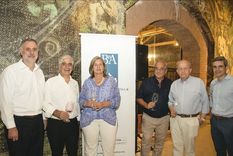 Patricia Ortiz, presidente de Bodegas de Argentina, rodeada de directores y ex presidentes de la institución.