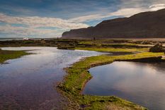 El pueblo de La Lobería se asienta sobre una costa patagónica de mar abierto y acantilados bajos. &nbsp;