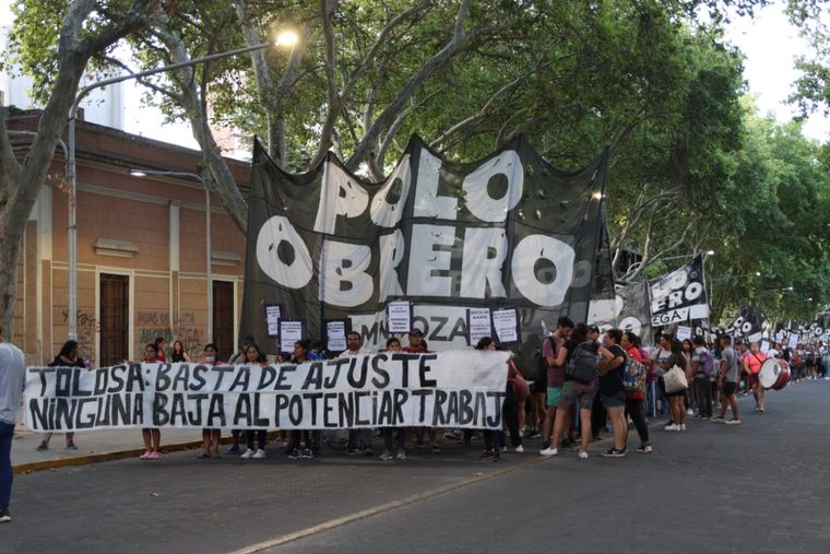 Así marchan los manifestantes del Polo Obrero por el centro de Mendoza. Foto: Santiago Tagua/MDZ