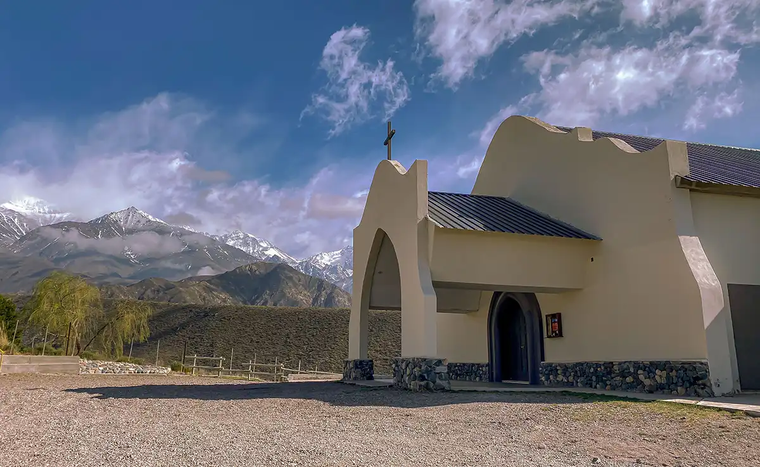 La iglesia está abierta a mendocino y turistas todos los fines de semana. La iglesia está abierta a mendocino y turistas todos los fines de semana.