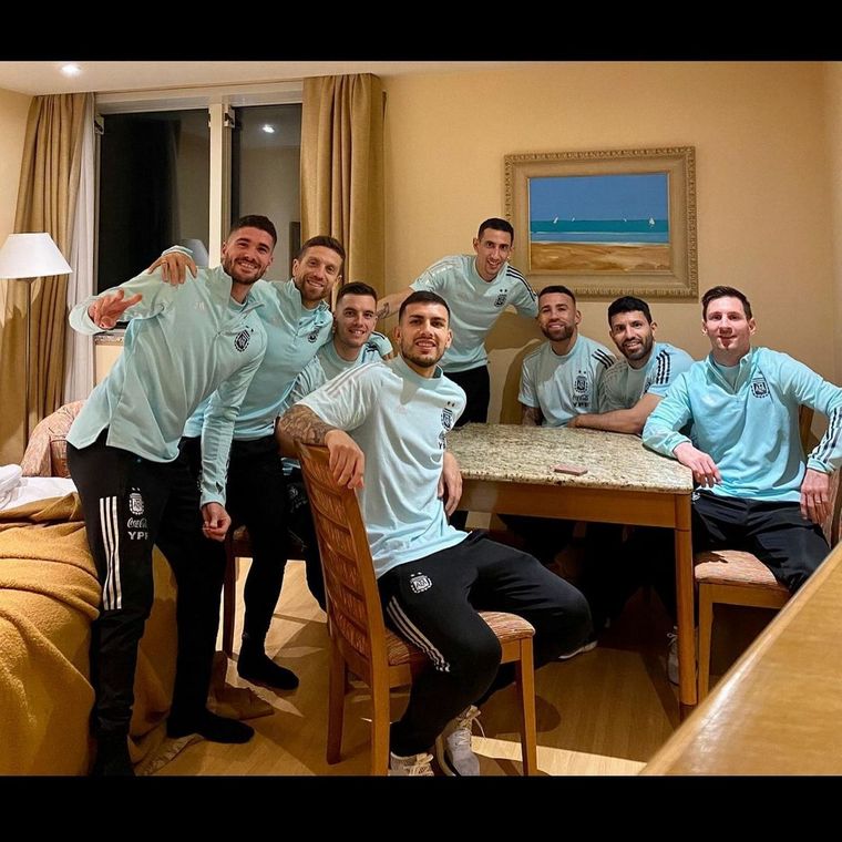 La Pulga junto a sus compañeros de la Selección, a pleno truco en Brasil Foto: Instagram @leomessi