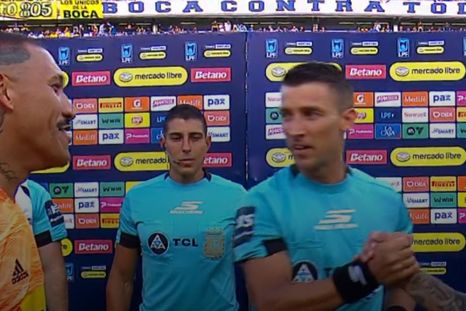 Nacho Arce hizo gala de su carisma frente a Leandro Paredes y el árbitro Zunino Nacho Arce hizo gala de su carisma frente a Leandro Paredes y el árbitro Zunino