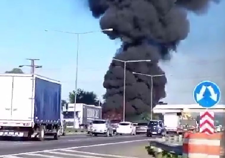 Se investigan las causas que desencadenaron el incendio. Foto: Captura de pantalla