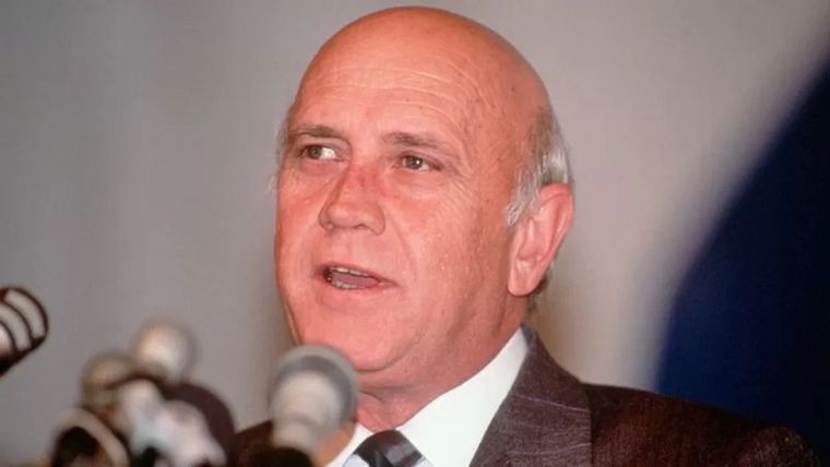 Durante su gobierno, F.W. de Klerk desmanteló el programa de armas nucleares de Sudáfrica y puso fin al apartheid. Foto: GETTY IMAGES