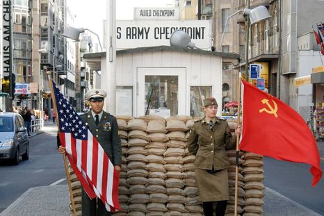 Turismo por la historia: el “Checkpoint Charlie” de Berlín