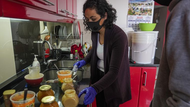 Yohana Agurto prepara un tarro de miel en su hogar en Santiago de Chile, 19 de agosto de 2020.