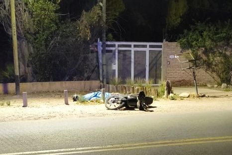 Un joven perdió la vida tras impactar contra unos postes. Un joven perdió la vida tras impactar contra unos postes.