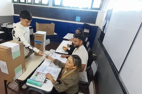 gabriel, el adolescente que voto con 16 anos y fue el primero en llegar gabriel, el adolescente que voto con 16 anos y fue el primero en llegar