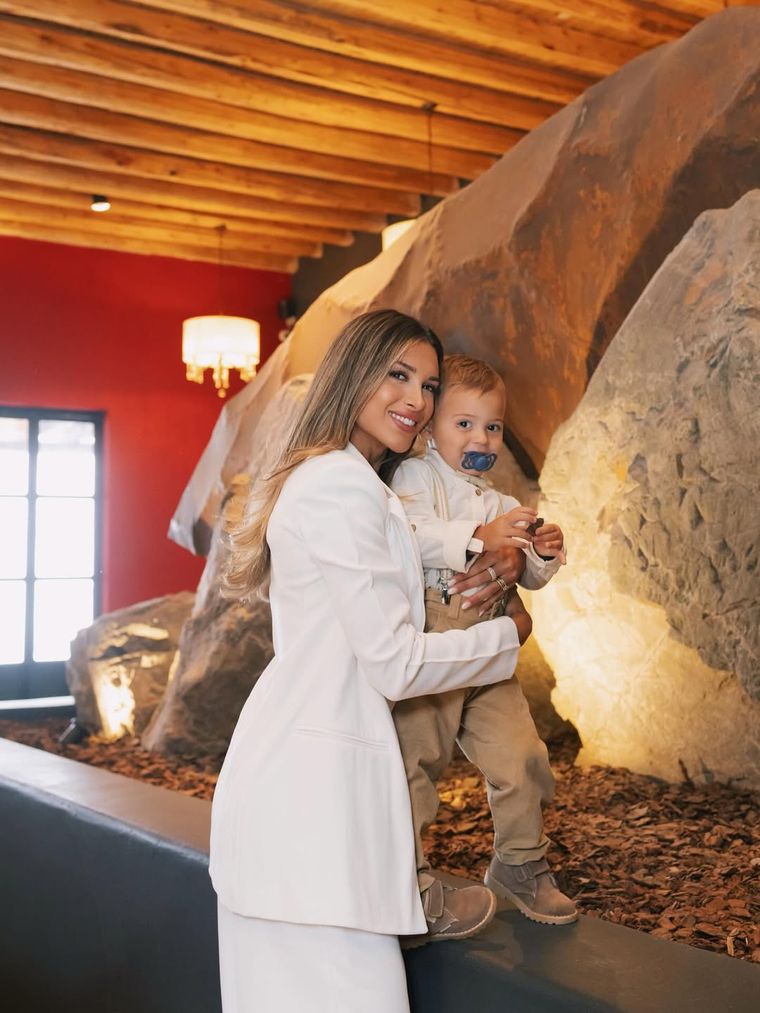 El look blanco total de Agustina Gandolfo en el bautismo de su hijo Theo. El look blanco total de Agustina Gandolfo en el bautismo de su hijo Theo.