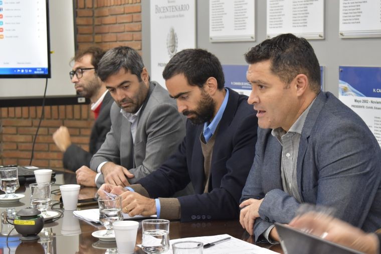 Víctor Fayad explicó ante los legisladores el alcance del contrato firmado con el Banco Nación. Foto: Prensa Legislatura