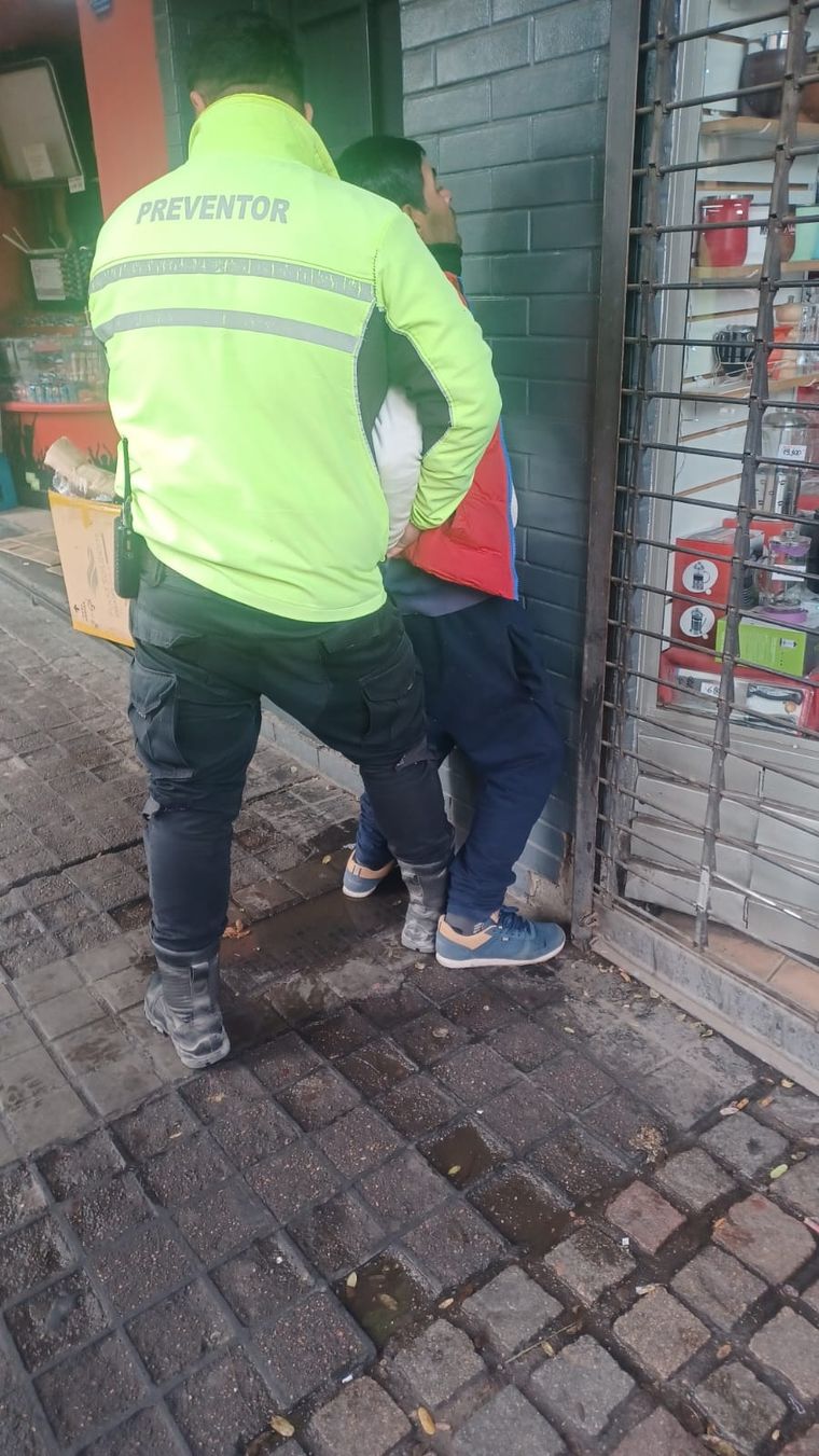 El sospechoso fue detenido por preventores en la intersección de Godoy Cruz y San Martín, con todas las pertenencias robadas en su poder. El sospechoso fue detenido por preventores en la intersección de Godoy Cruz y San Martín, con todas las pertenencias robadas en su poder.