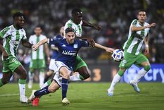 Hauche y Zapata disputan la pelota. Foto: Prensa Racing Hauche y Zapata disputan la pelota. Foto: Prensa Racing