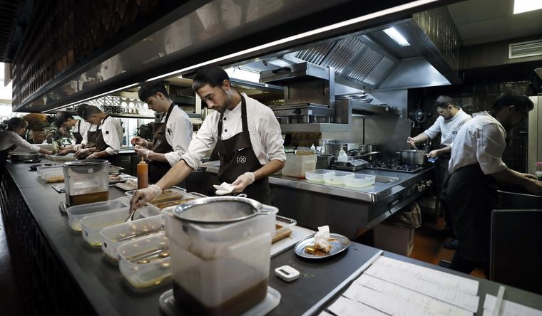 Tras el premio, Disfrutar vuelve a trabajar. Foto: Efe.