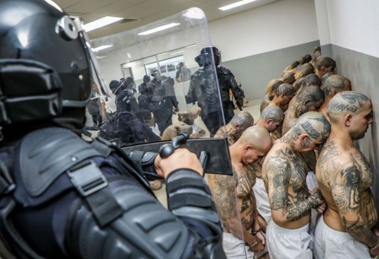 Más de 68.000 personas han sido detenidas durante el régimen de excepción en El Salvador. Foto: GETTY IMAGES
