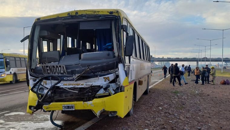 El colectivo llevaba pasajeros y colisionó contra la parte posterior del camión Foto: Yamila Vera