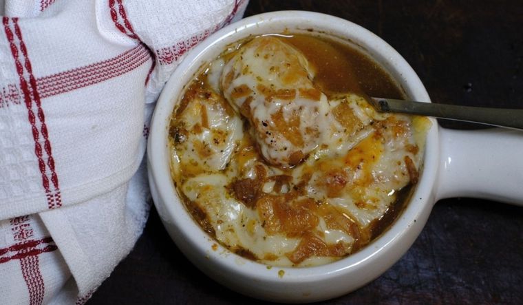 Receta clásica de sopa de cebolla gratinada para principiantes Foto: Shutterstock