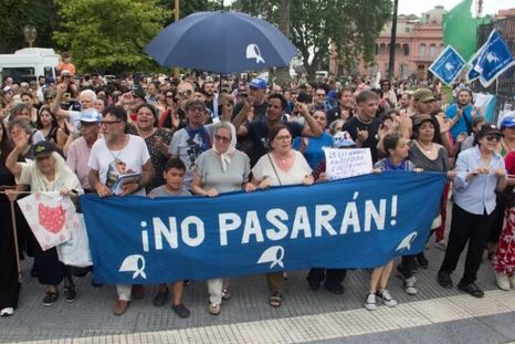Las Madres de Plaza de Mayo.