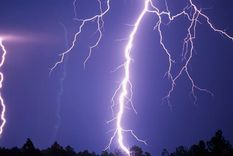 El hombre pescaba bajo la tormenta y fue alcanzado por un rayo que lo mató en el acto Foto: Archivo El hombre pescaba bajo la tormenta y fue alcanzado por un rayo que lo mató en el acto Foto: Archivo