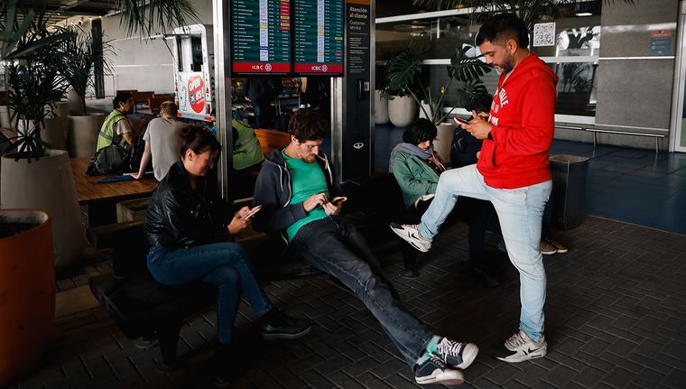 Miles de pasajeros deberán reprogramar sus vuelos. Foto: EFE