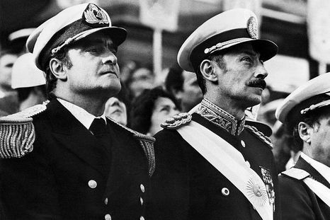 El golpe lo encabezó la Junta Militar, integrada por Emilio Massera (izquierda), Rafael Videla (centro) y Orlando Agosti (derecha). El golpe lo encabezó la Junta Militar, integrada por Emilio Massera (izquierda), Rafael Videla (centro) y Orlando Agosti (derecha).