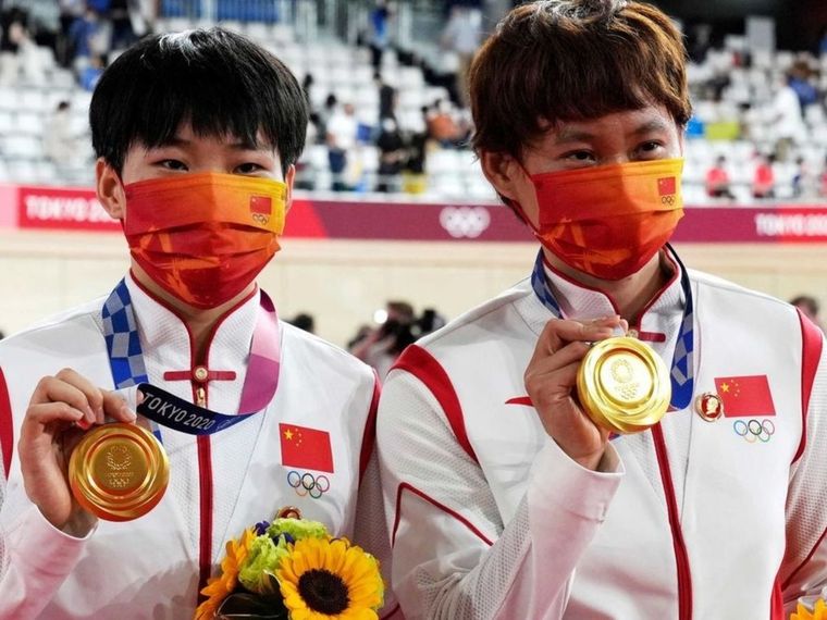 Las ciclistas Zhong Tianshi y Bao Shanju, que ganaron la medalla de oro en la prueba de velocidad por equipos de Tokio 2020 Foto: EFE