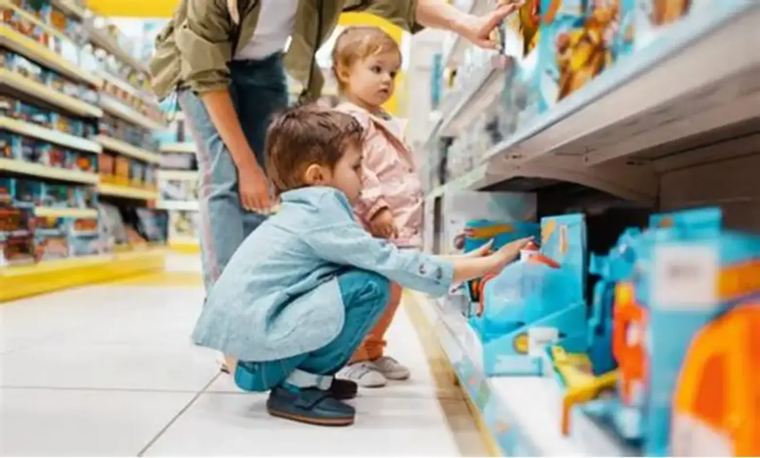 Muchos analistas consideran que el tipo de cambio está retrasado respecto de la inflación, lo que favorece el ingreso de bienes importados. Muchos analistas consideran que el tipo de cambio está retrasado respecto de la inflación, lo que favorece el ingreso de bienes importados.