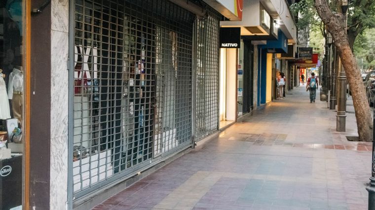 El celular se encuentra en una popular calle del centro mendocino. Foto: Santiago Tagua/MDZ