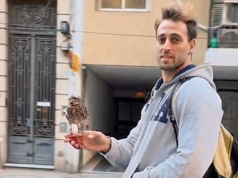Un video de un joven pedaleando en bicicleta con una lechuza en su mano se volvió viral en las redes sociales Foto: Captura de video