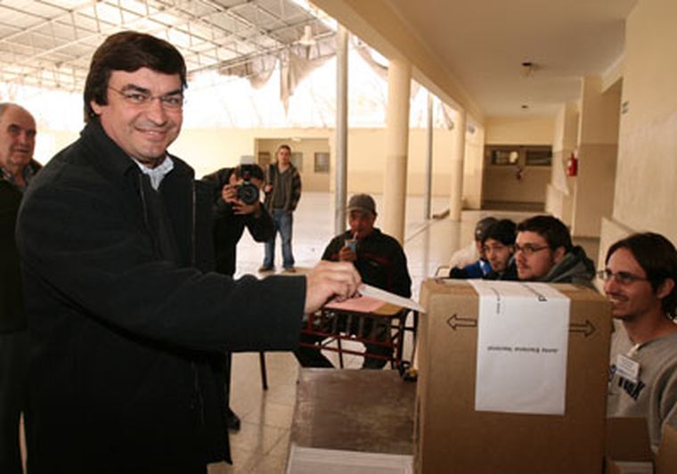 El candidato demócrata cumplió con su deber ciudadano. Foto: Nacho Gaffuri/ MDZ