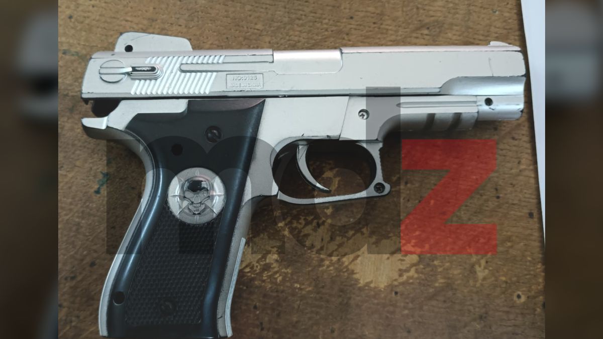 Envió a su hijo con un arma de juguete a la escuela a modo de 