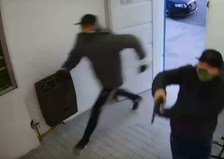 Los delincuentes derribaron la puerta a patadas