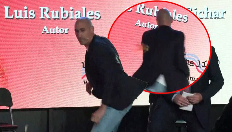 Le lanzaron huevos a Luis Rubiales en la presentación de su libro.