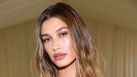 Foto: https://www.brides.com/hailey-bieber-beauty-bridal-inspiration-7096222