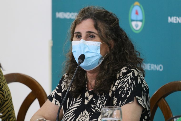 La ministra de Salud, Ana María Nadal, firmó las resoluciones de inicio de los sumarios a cuatro anestesiólogos. Foto: Maximiliano Ríos/MDZ