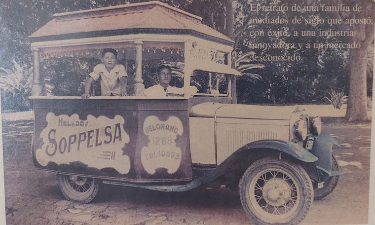 Duilio guarda con cariño en su casa esta histórica imagen de un antiguo carro de venta de helados de Soppelsa. Duilio guarda con cariño en su casa esta histórica imagen de un antiguo carro de venta de helados de Soppelsa.