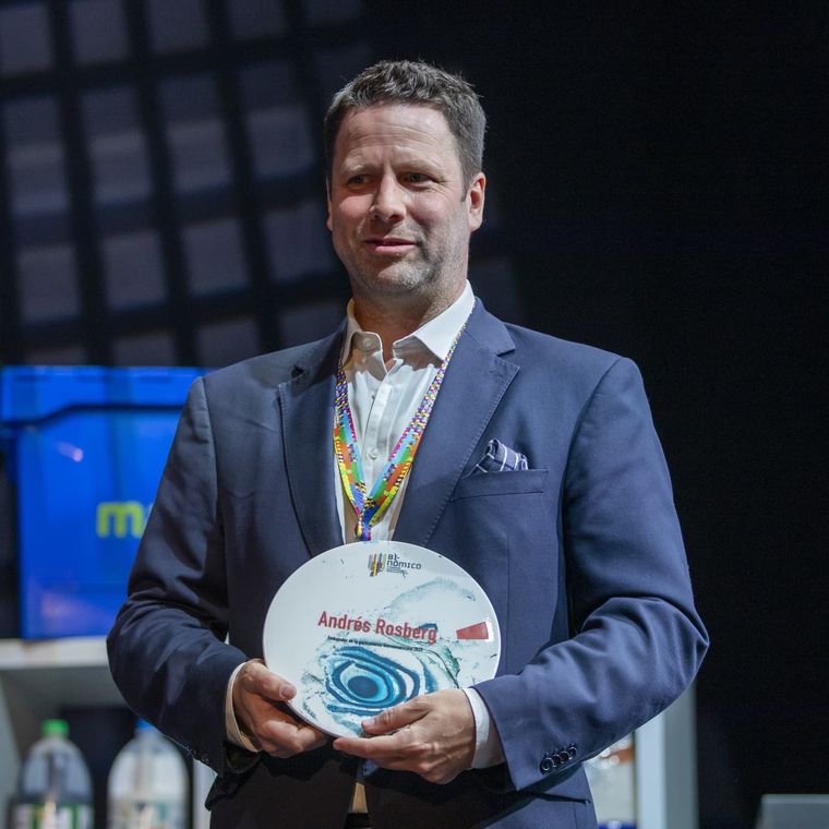 Andrés Rosberg, recibiendo el galardón. Foto: Gentileza